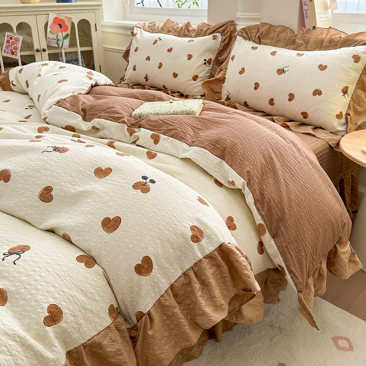 91家纺网 家纺一手货源 找家纺 安哆啦家纺 2026新款糯叽叽泡泡棉韩式花边床盖四件套 泡泡棉-奶咖小桃心