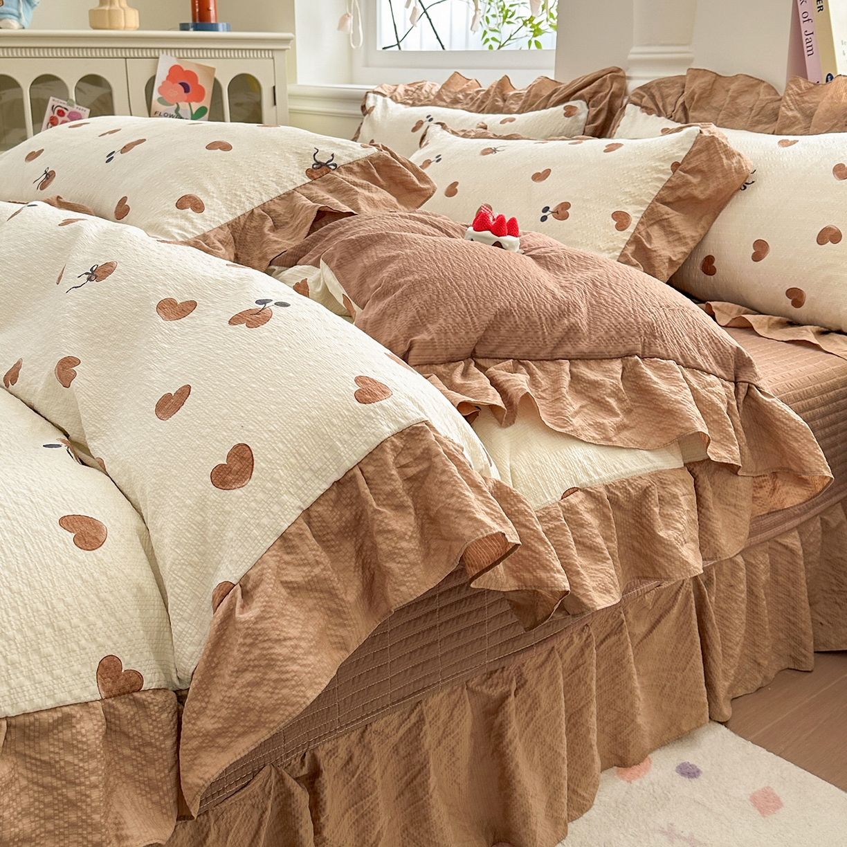 91家纺网 家纺一手货源 找家纺 安哆啦家纺 2026新款糯叽叽泡泡棉韩式花边床盖四件套 泡泡棉-奶咖小桃心