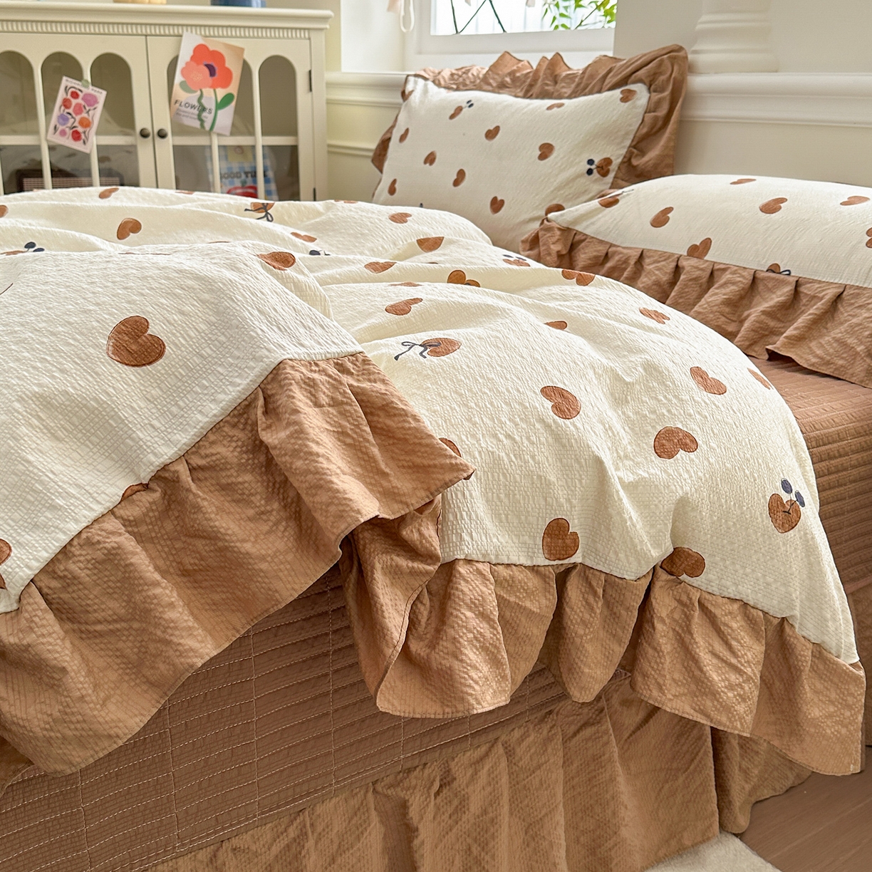 91家纺网 家纺一手货源 找家纺 安哆啦家纺 2026新款糯叽叽泡泡棉韩式花边床盖四件套 泡泡棉-奶咖小桃心