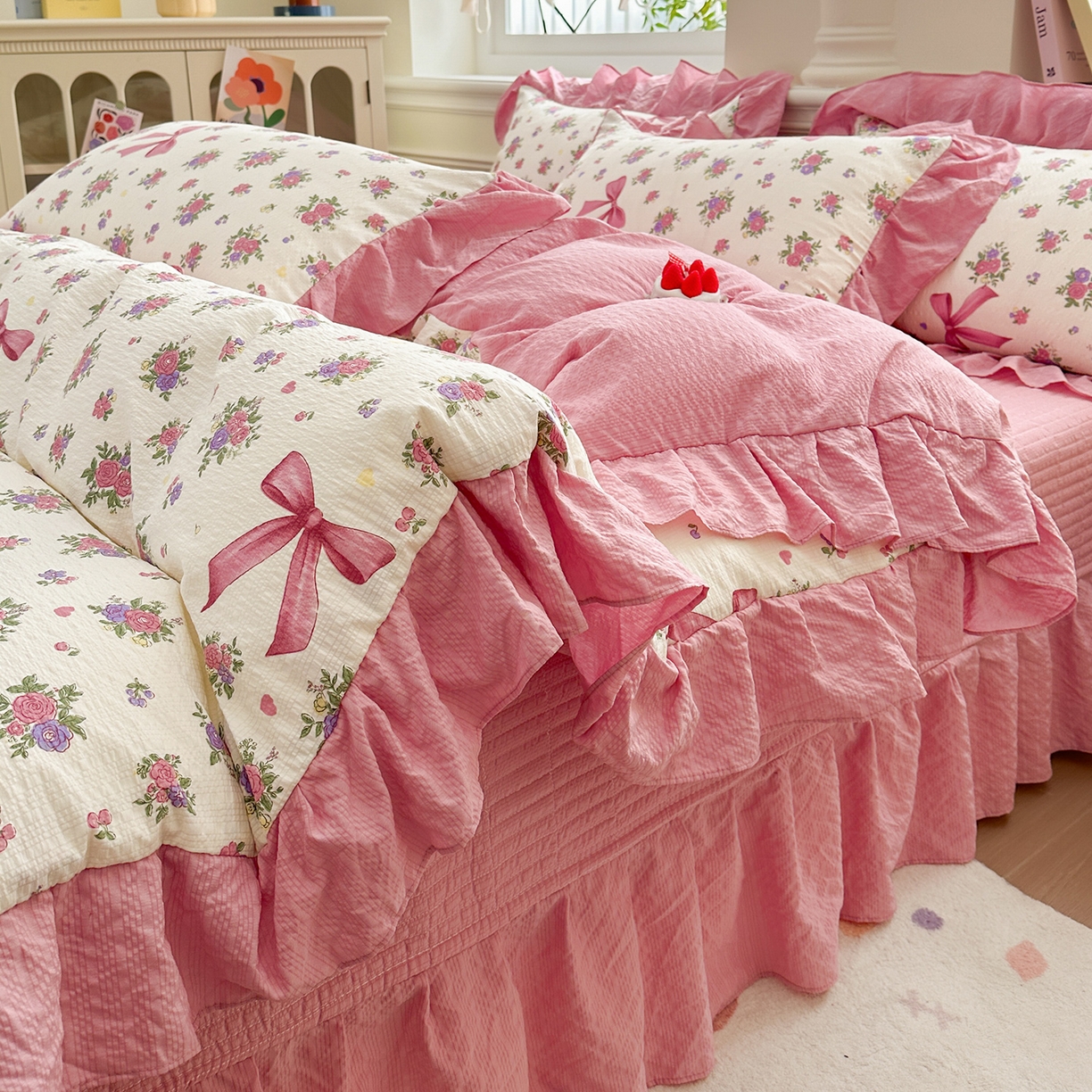 91家纺网 家纺一手货源 找家纺 安哆啦家纺 2026新款糯叽叽泡泡棉韩式花边床盖四件套 泡泡棉-甜莓蝴蝶结