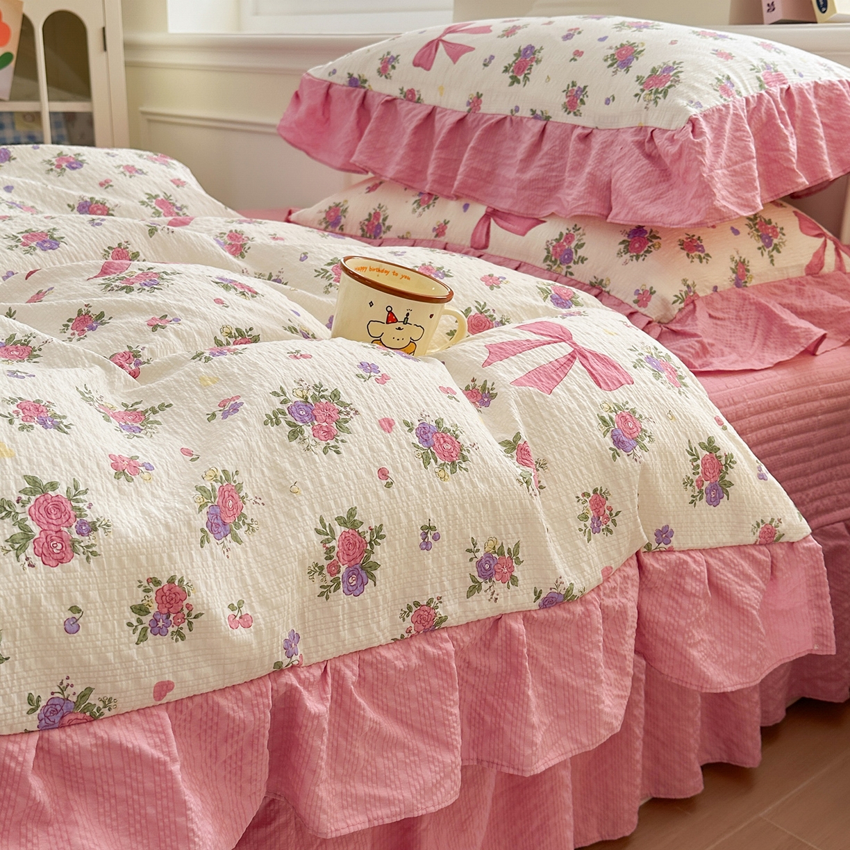 91家纺网 家纺一手货源 找家纺 安哆啦家纺 2026新款糯叽叽泡泡棉韩式花边床盖四件套 泡泡棉-甜莓蝴蝶结