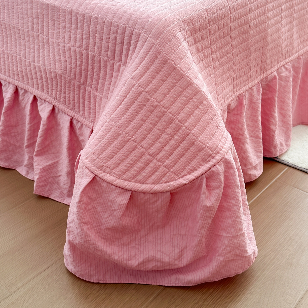 91家纺网 家纺一手货源 找家纺 安哆啦家纺 2026新款糯叽叽泡泡棉韩式花边床盖四件套 泡泡棉-甜莓蝴蝶结