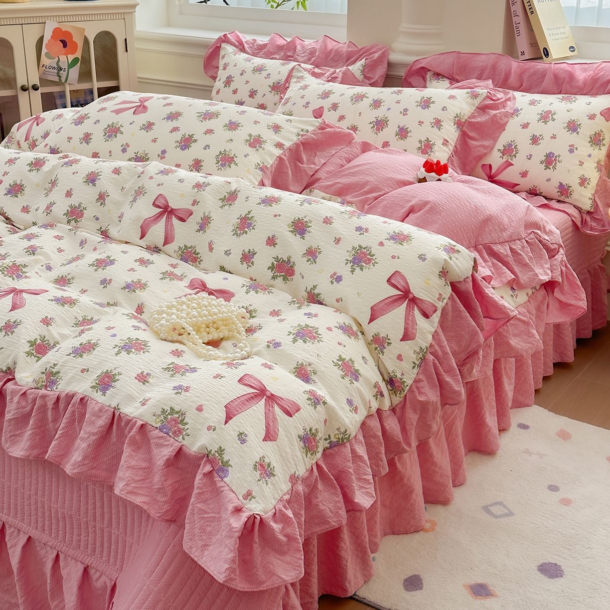 91家纺网 家纺一手货源 找家纺 安哆啦家纺 2026新款糯叽叽泡泡棉韩式花边床盖四件套 泡泡棉-甜莓蝴蝶结