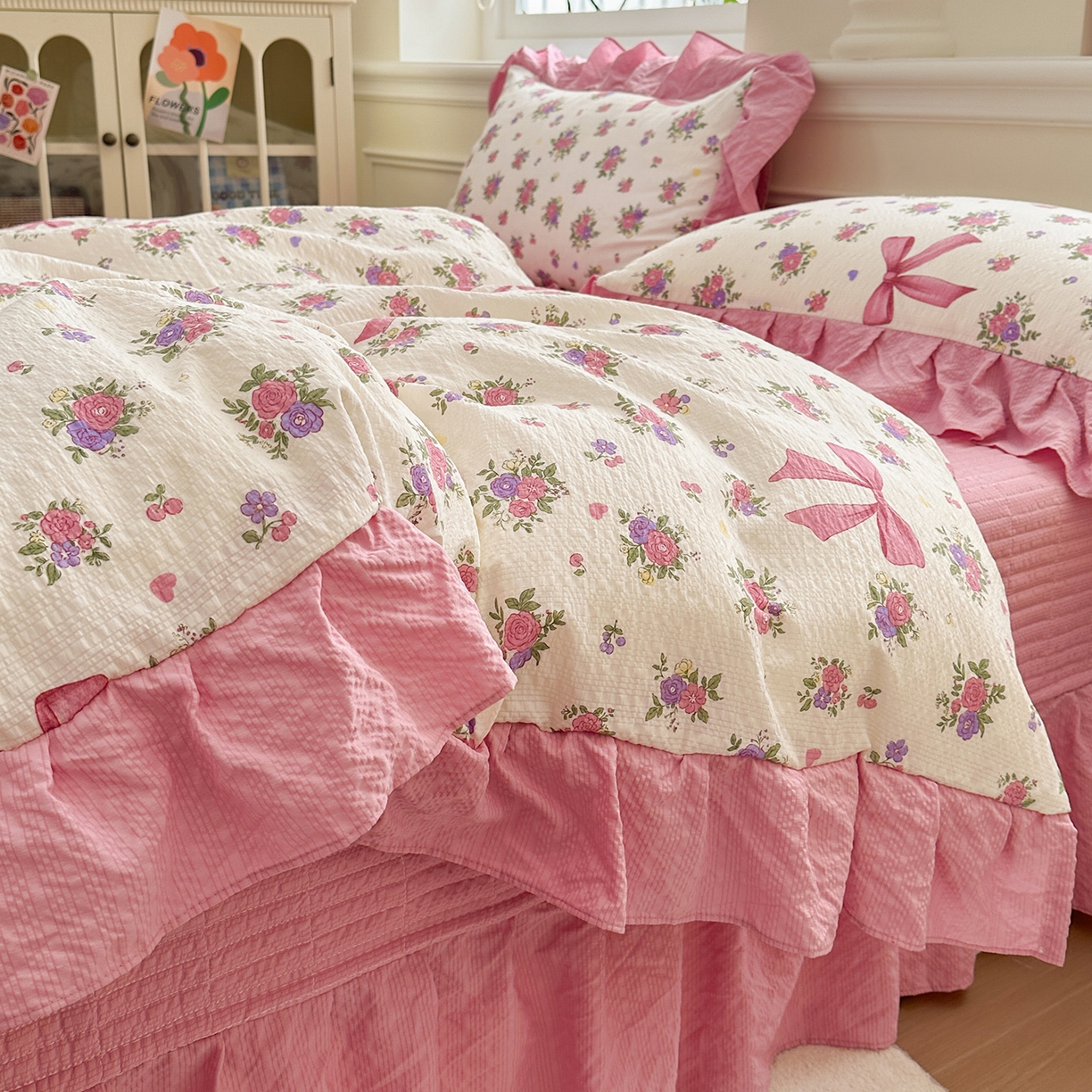 91家纺网 家纺一手货源 找家纺 安哆啦家纺 2026新款糯叽叽泡泡棉韩式花边床盖四件套 泡泡棉-甜莓蝴蝶结