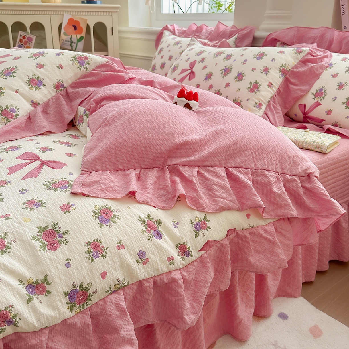91家纺网 家纺一手货源 找家纺 安哆啦家纺 2026新款糯叽叽泡泡棉韩式花边床盖四件套 泡泡棉-甜莓蝴蝶结