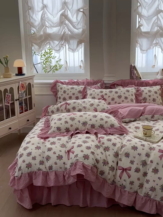 91家纺网 家纺一手货源 找家纺 安哆啦家纺 2026新款糯叽叽泡泡棉韩式花边床盖四件套 泡泡棉-甜莓蝴蝶结