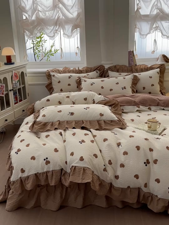 91家纺网 家纺一手货源 找家纺 安哆啦家纺 2026新款糯叽叽泡泡棉韩式花边床盖四件套 泡泡棉-奶咖小桃心