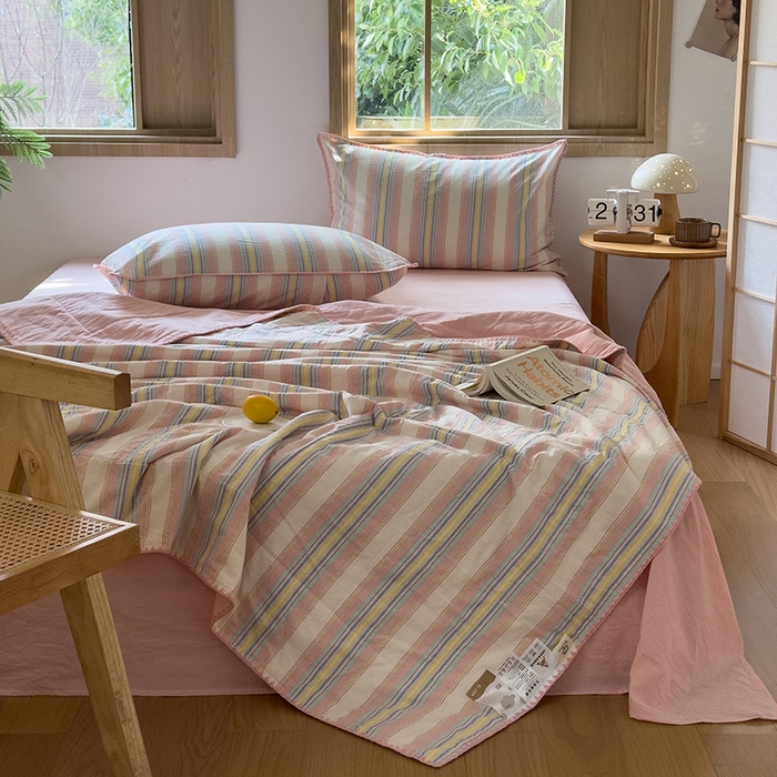 91家纺网 家纺一手货源 找家纺 被窝家纺 2026新款全棉色织贝壳边新疆棉花夏被 塞纳-粉