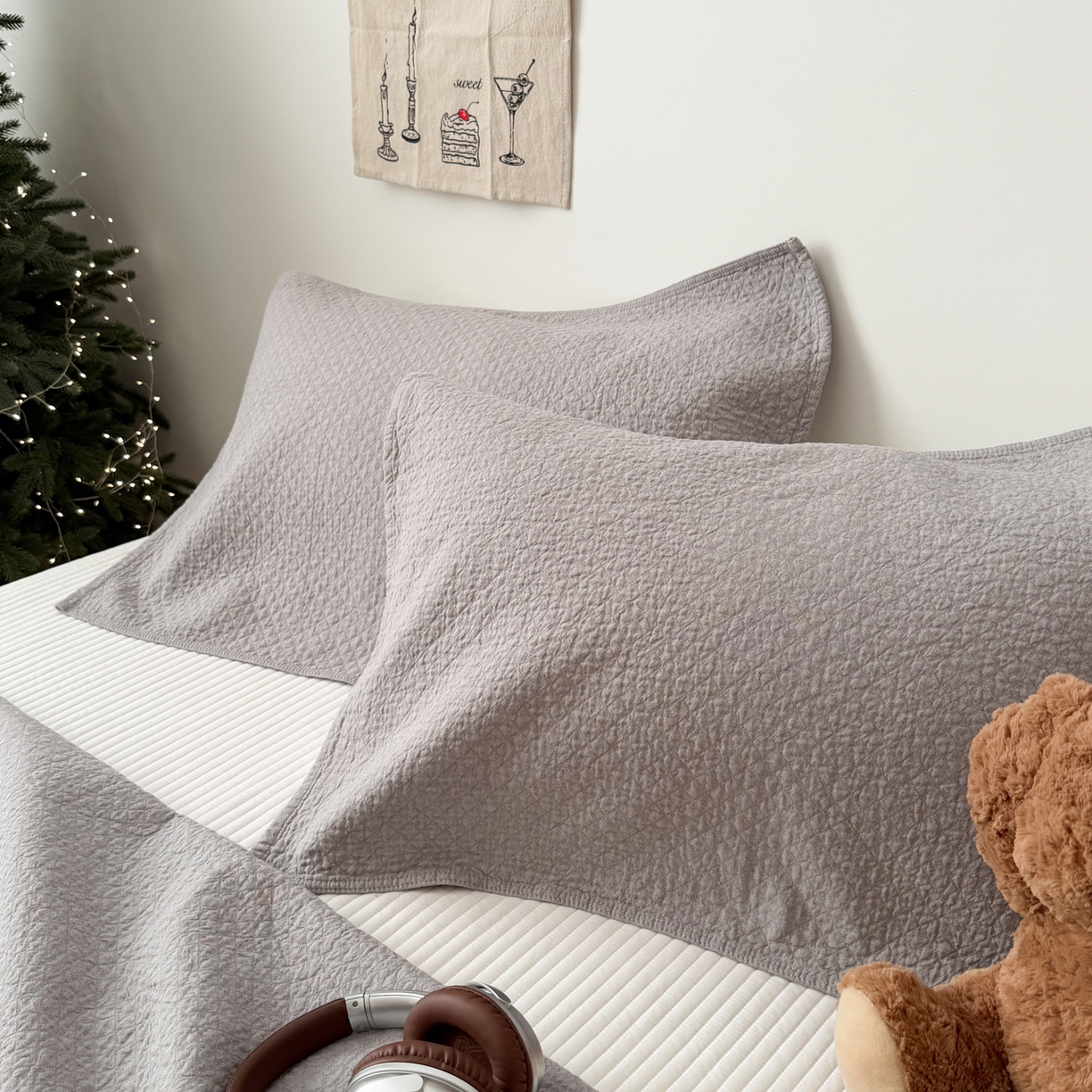 91家纺网 家纺一手货源 找家纺 沐瑟家纺 2026新款纯棉四层纱布枕巾-素格和米格 素格-灰色