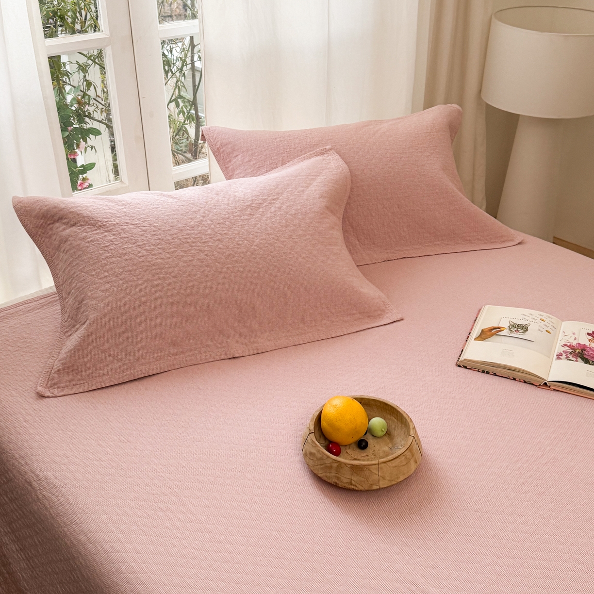 91家纺网 家纺一手货源 找家纺 沐瑟家纺 2026新款纯棉四层纱布枕巾-素格和米格 米格-粉色