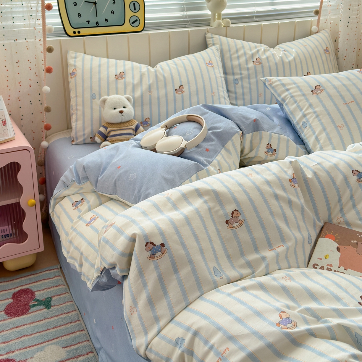 91家纺网 家纺一手货源 找家纺 梵克保罗 2026春夏新款ins小清新40支全棉13372四件套学生三件套单被套单枕套系列-第二批（四件套） 跷跷马