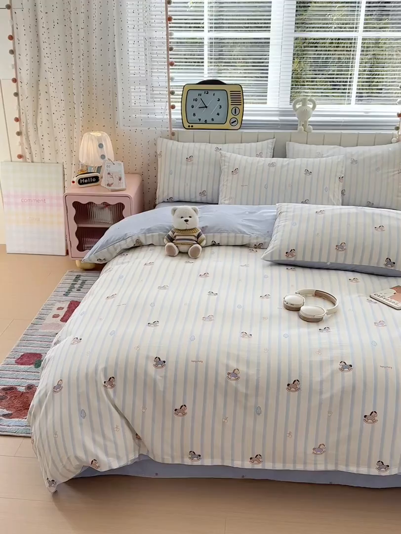 91家纺网 家纺一手货源 找家纺 梵克保罗 2026春夏新款ins小清新40支全棉13372四件套学生三件套单被套单枕套系列-第二批（四件套） 跷跷马