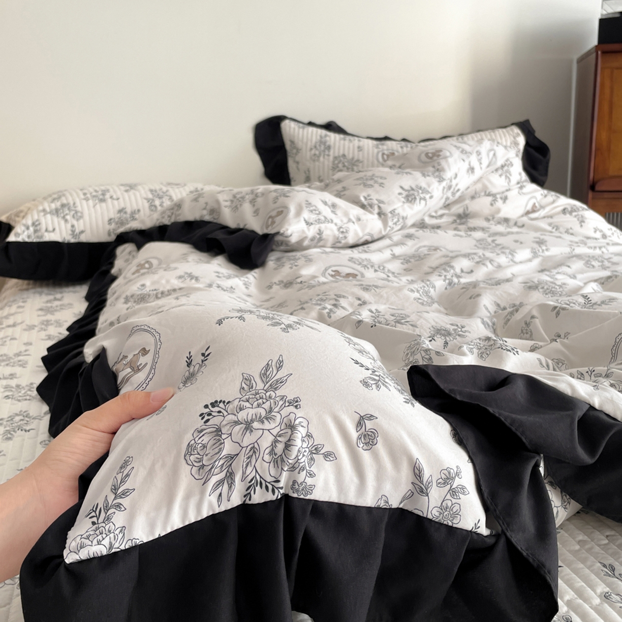 91家纺网 家纺一手货源 找家纺 慕澄家纺 2026新款高克重仿棉碎花床盖 花间小马