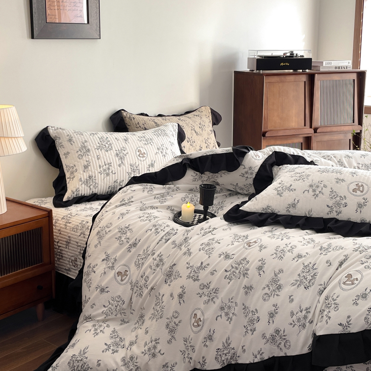 91家纺网 家纺一手货源 找家纺 慕澄家纺 2026新款高克重仿棉碎花床盖 花间小马