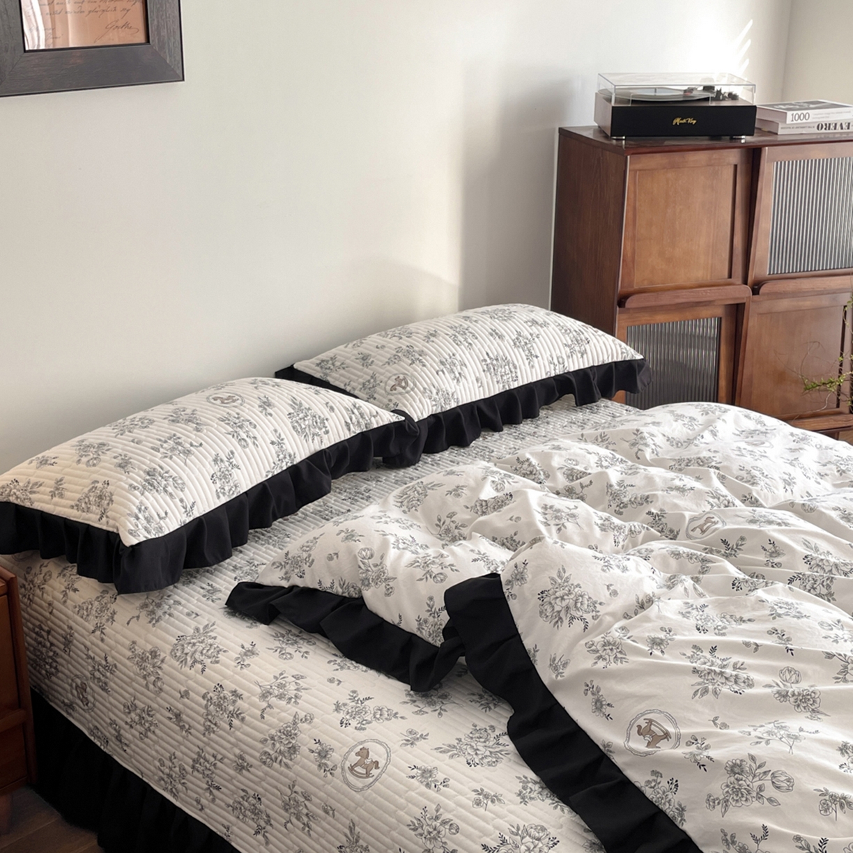 91家纺网 家纺一手货源 找家纺 慕澄家纺 2026新款高克重仿棉碎花床盖 花间小马