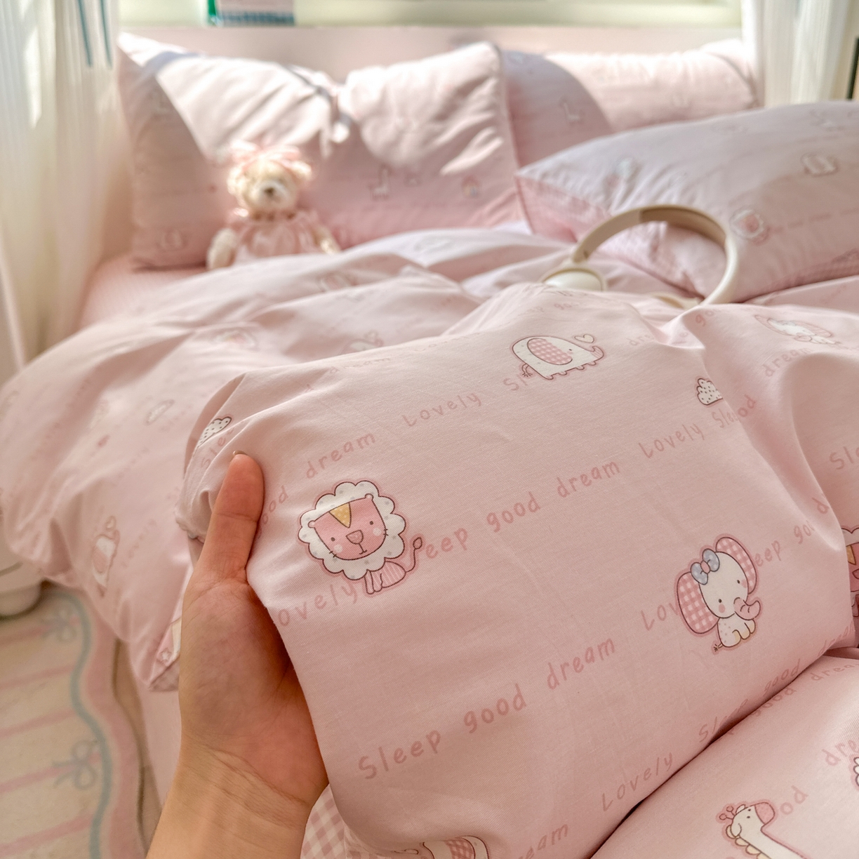 91家纺网 家纺一手货源 找家纺 梵克保罗 2026春夏新款ins小清新40支全棉13372四件套学生三件套单被套单枕套系列-第三批（单被套） 小象之家-粉