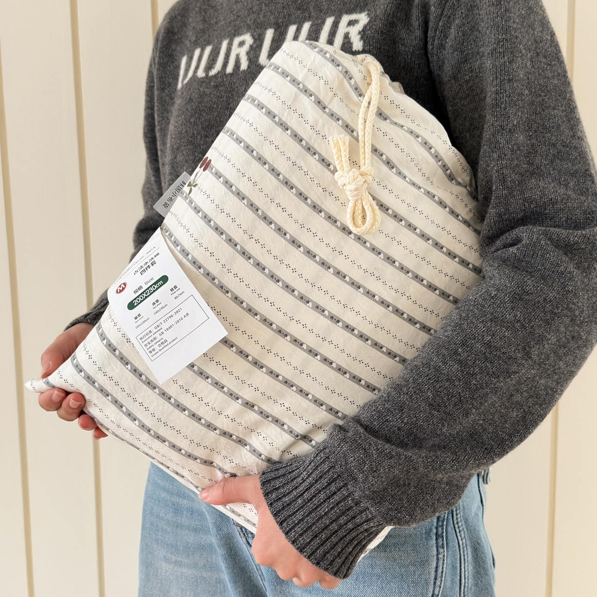 91家纺网 家纺一手货源 找家纺 德比尔斯  2026新款古法水洗仿棉云感棉小布袋四件套 灰条樱桃