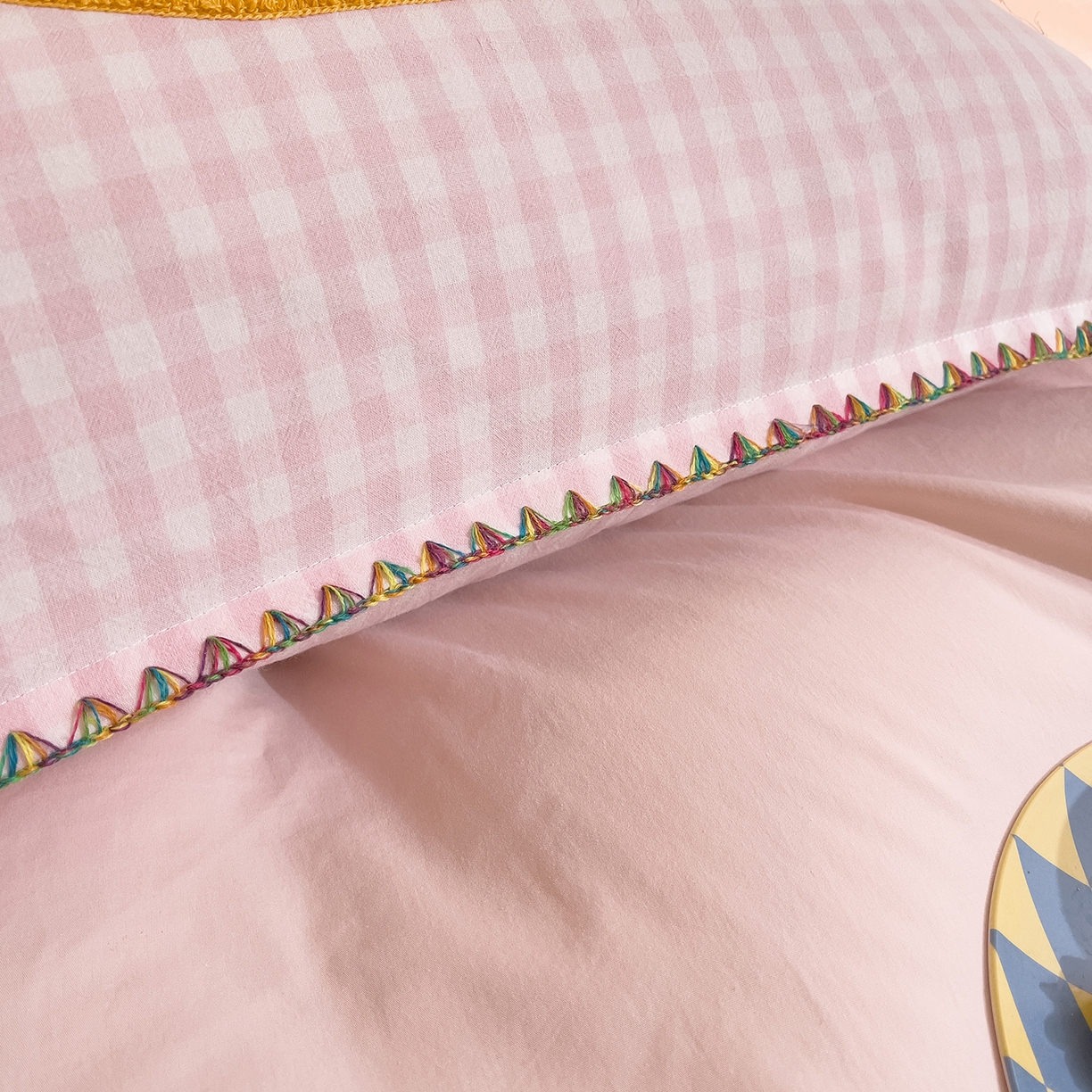 91家纺网 家纺一手货源 找家纺 炫拼家纺 2026新款A类全棉水洗棉贝壳边毛巾绣四件套-炫彩系列 炫彩-粉