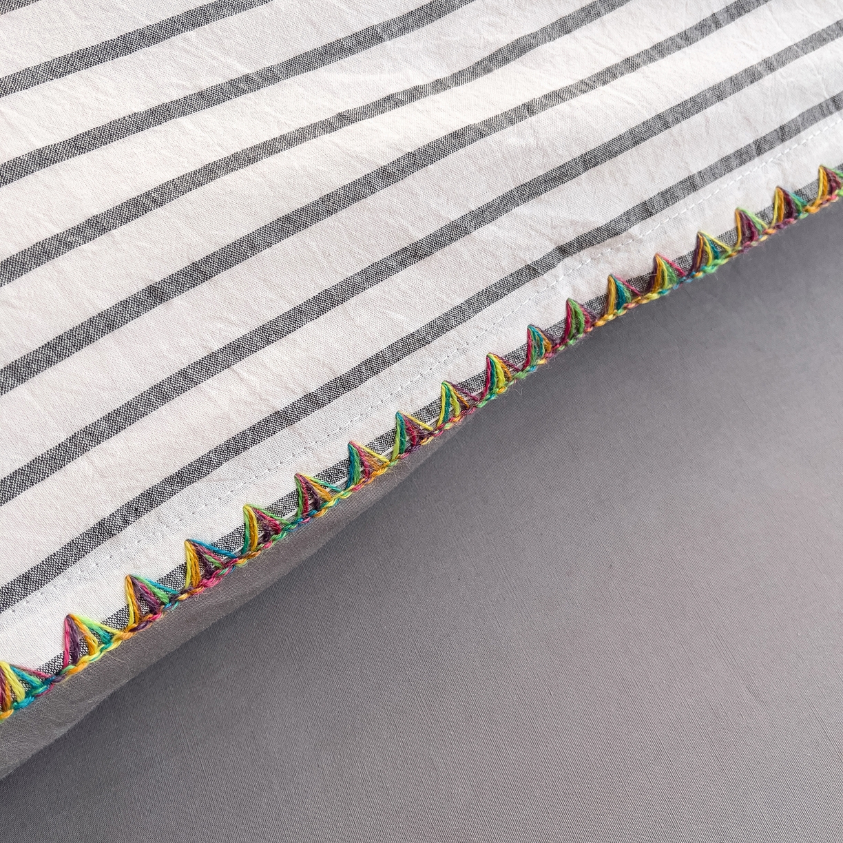 91家纺网 家纺一手货源 找家纺 炫拼家纺 2026新款A类全棉水洗棉贝壳边毛巾绣四件套-炫彩系列 炫彩-灰