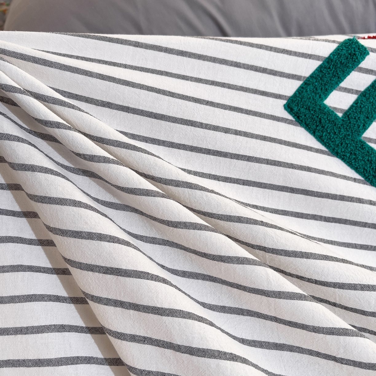 91家纺网 家纺一手货源 找家纺 炫拼家纺 2026新款A类全棉水洗棉贝壳边毛巾绣四件套-炫彩系列 炫彩-灰