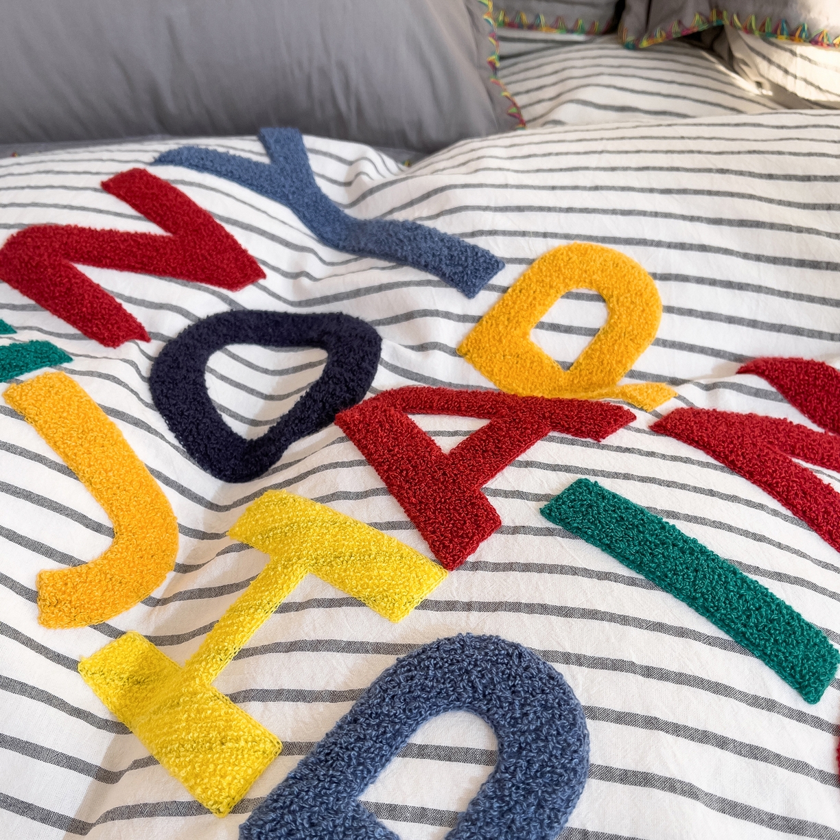 91家纺网 家纺一手货源 找家纺 炫拼家纺 2026新款A类全棉水洗棉贝壳边毛巾绣四件套-炫彩系列 炫彩-灰