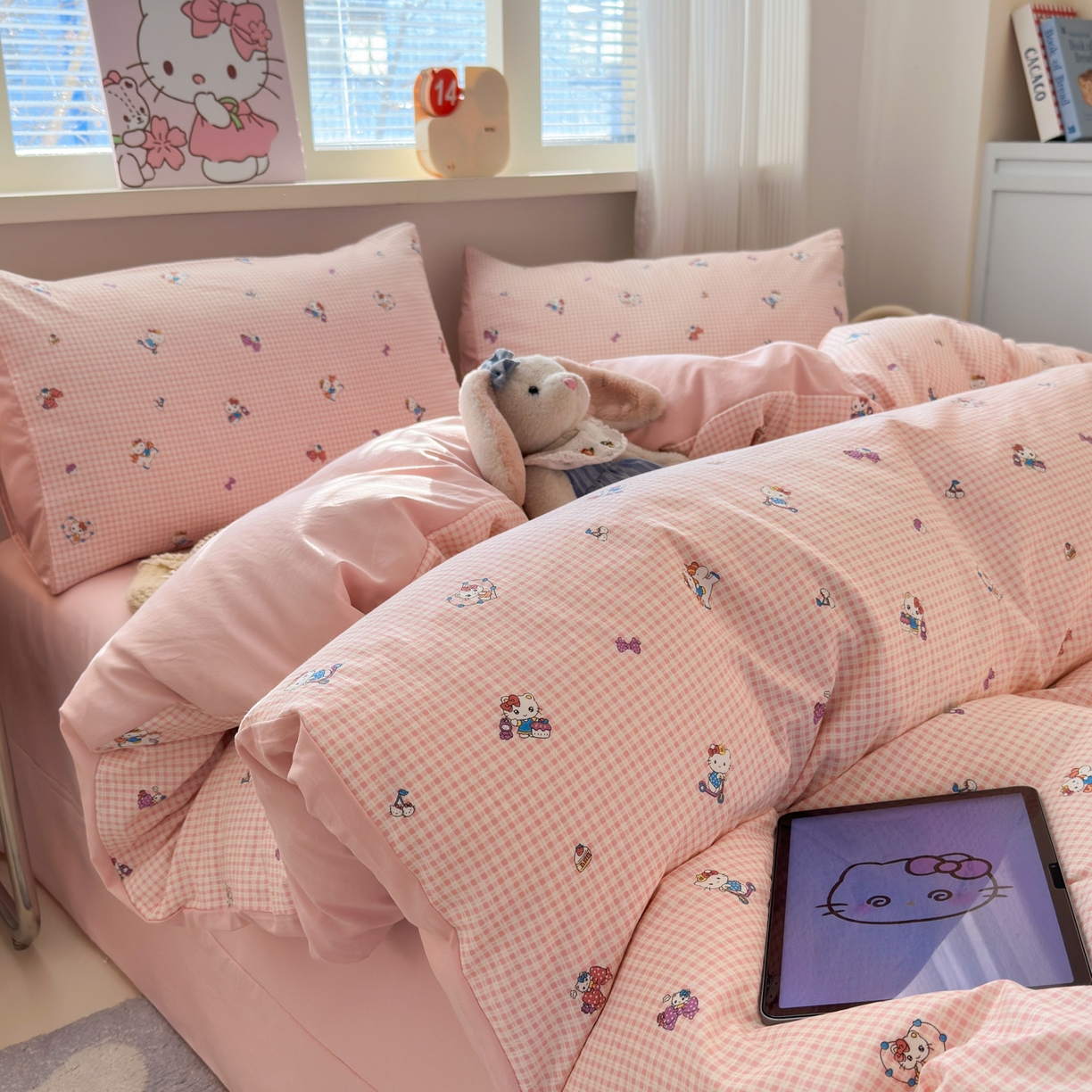 91家纺网 家纺一手货源 找家纺 德比尔斯  2026新款古法水洗仿棉云感棉小布袋四件套 粉格KT猫