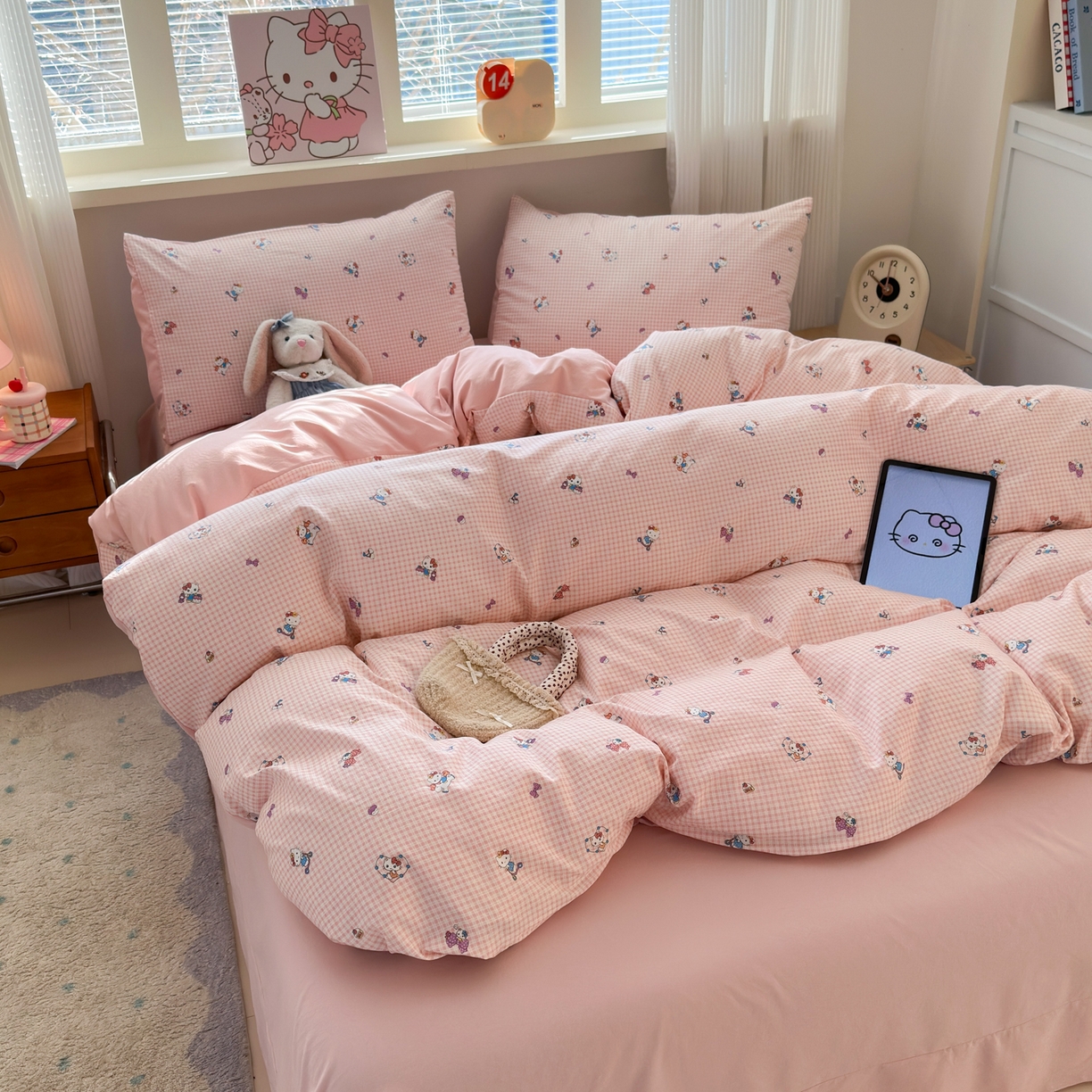 91家纺网 家纺一手货源 找家纺 德比尔斯  2026新款古法水洗仿棉云感棉小布袋四件套 粉格KT猫