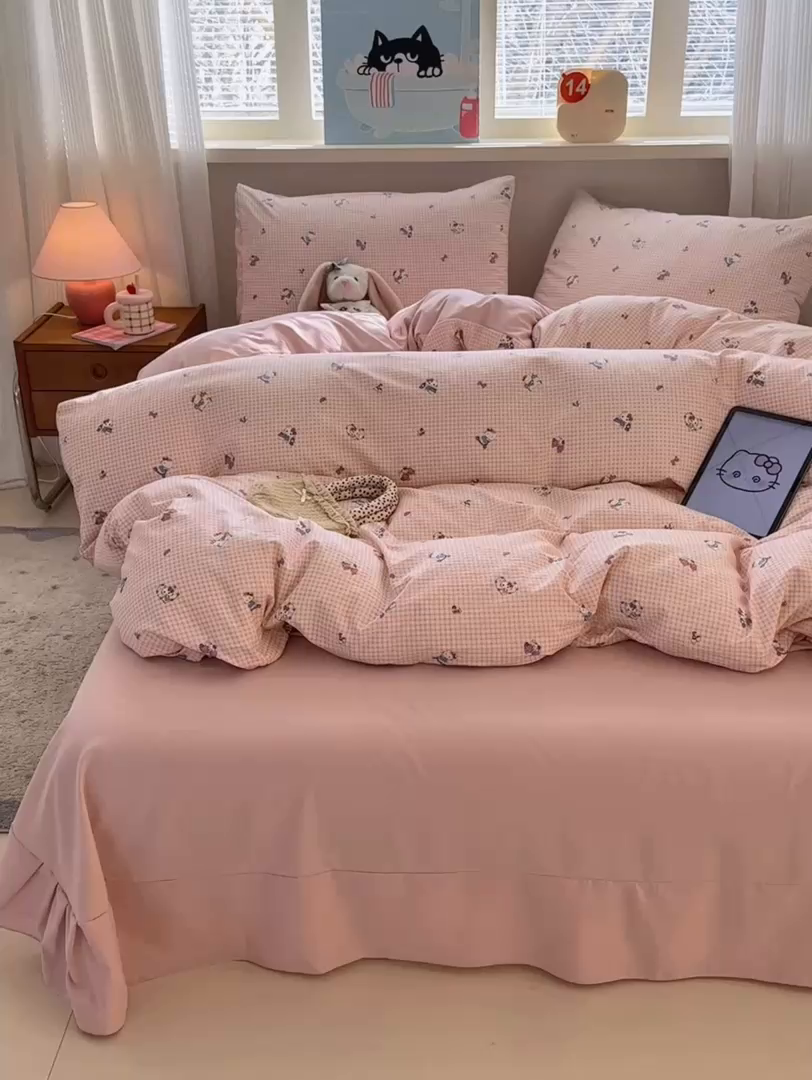 91家纺网 家纺一手货源 找家纺 德比尔斯  2026新款古法水洗仿棉云感棉小布袋四件套 粉格KT猫