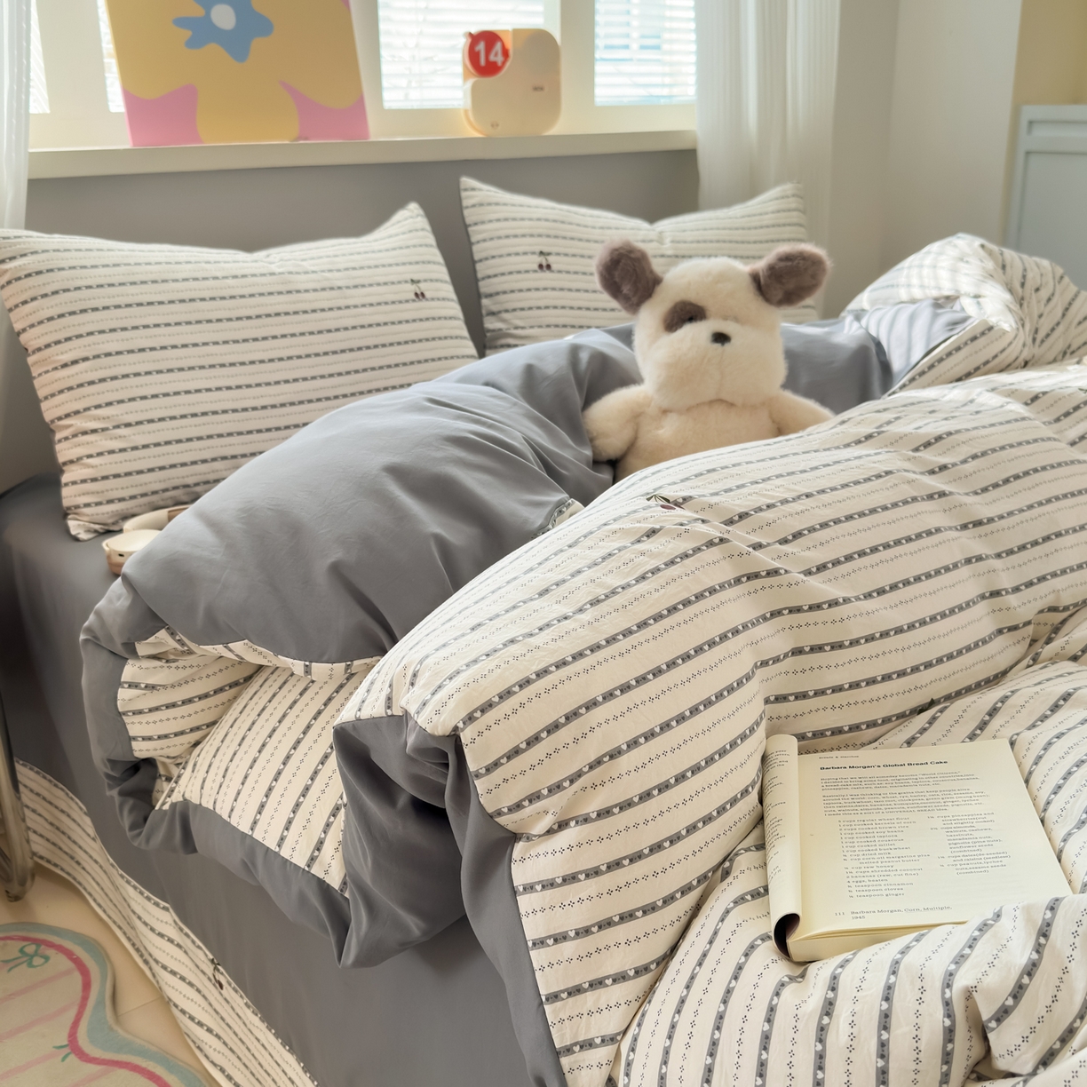 91家纺网 家纺一手货源 找家纺 德比尔斯  2026新款古法水洗仿棉云感棉小布袋四件套 灰条樱桃