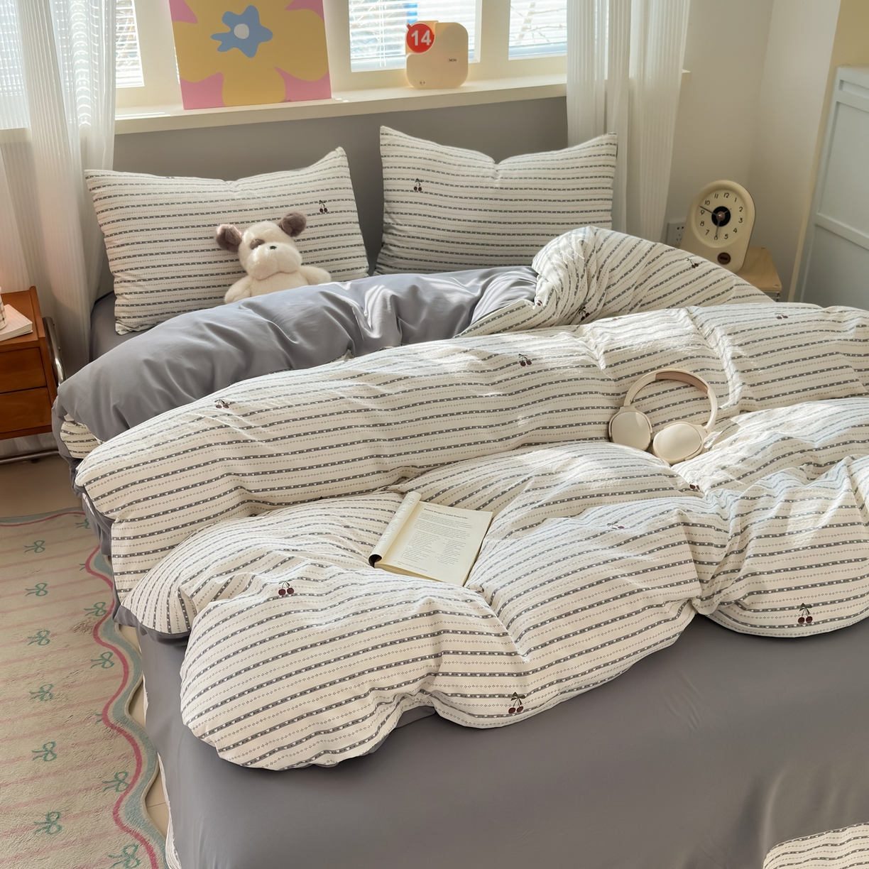 91家纺网 家纺一手货源 找家纺 德比尔斯  2026新款古法水洗仿棉云感棉小布袋四件套 灰条樱桃