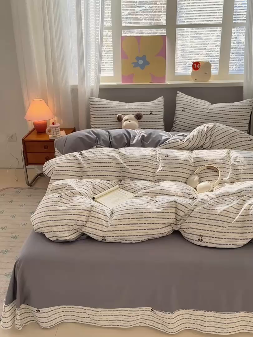 91家纺网 家纺一手货源 找家纺 德比尔斯  2026新款古法水洗仿棉云感棉小布袋四件套 灰条樱桃