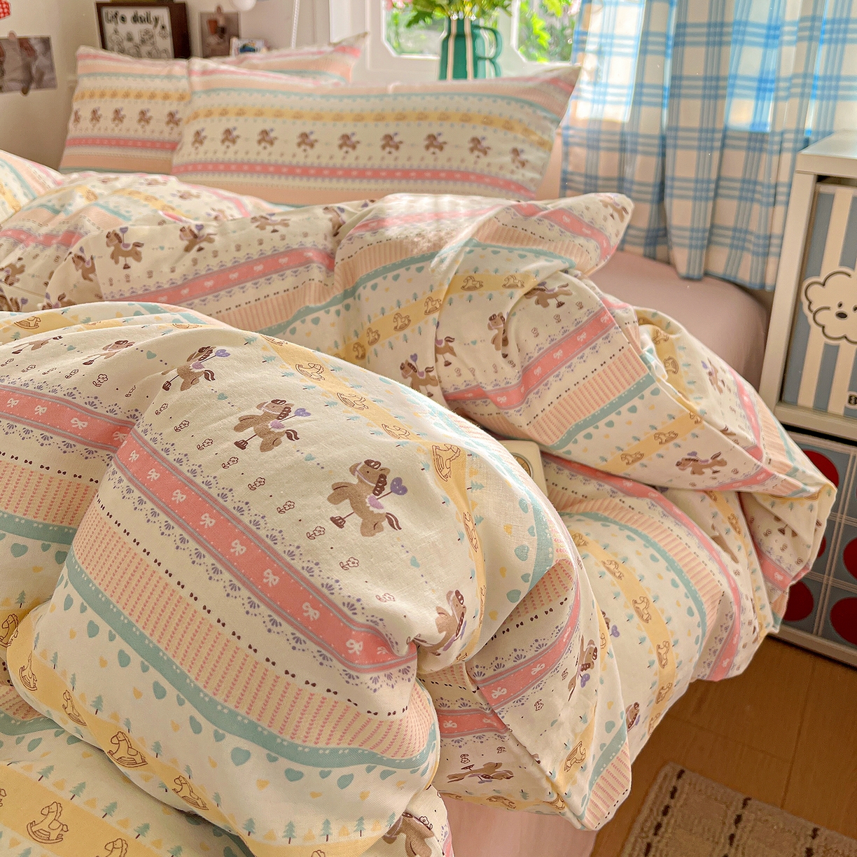 91家纺网 家纺一手货源 找家纺 焱博家纺 2026新款A类全棉双层纱系列四件套 星轨小木马