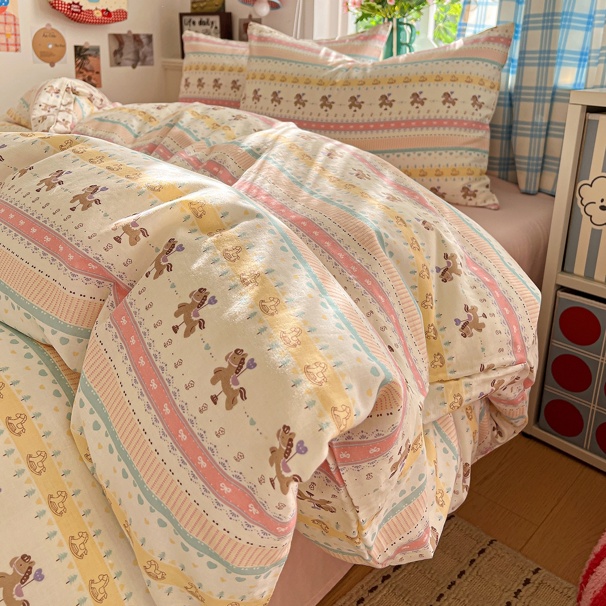 91家纺网 家纺一手货源 找家纺 焱博家纺 2026新款A类全棉双层纱系列四件套 星轨小木马