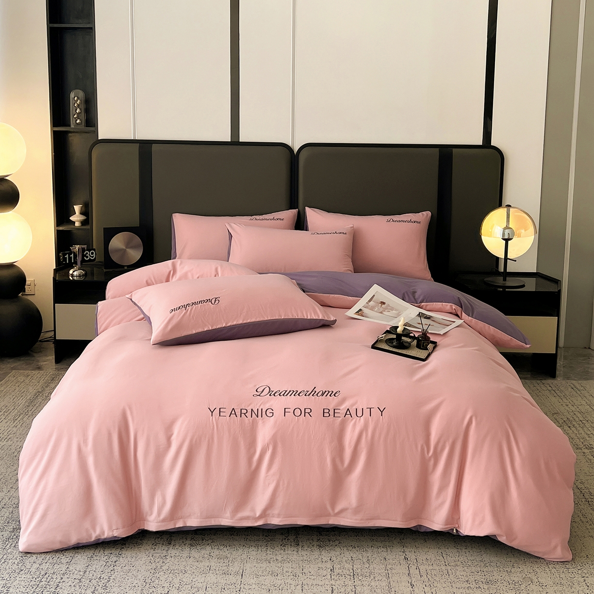 91家纺网 家纺一手货源 找家纺 鑫利来家纺 2026新款水洗云朵棉刺绣四件套纯色双拼水洗磨毛简约字母刺绣四件套 慕斯-粉+紫