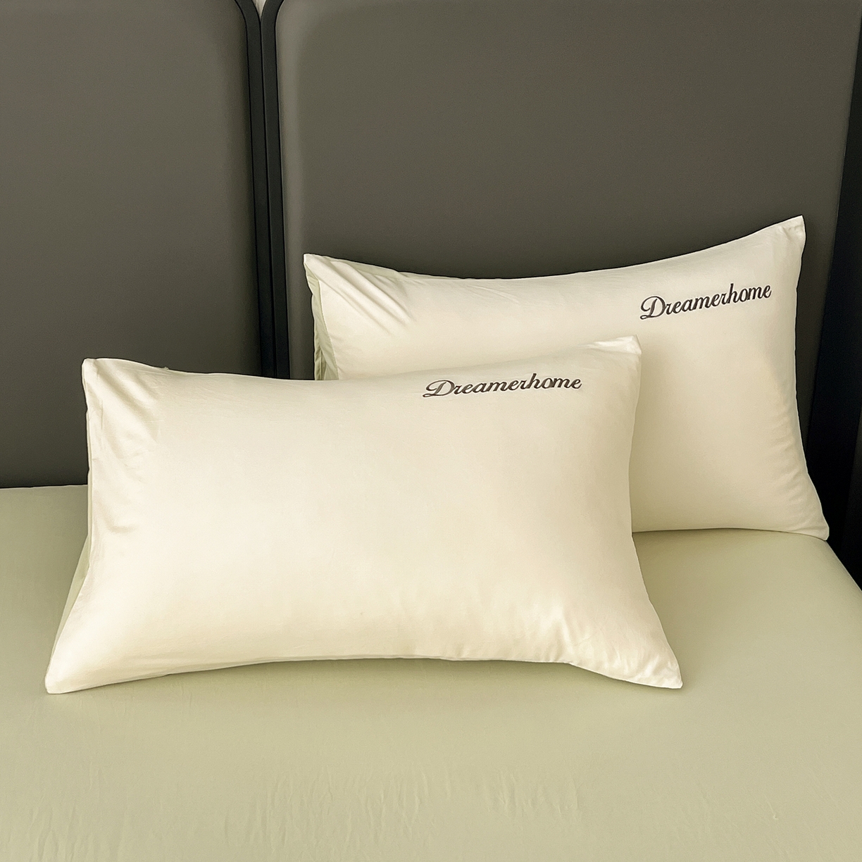 91家纺网 家纺一手货源 找家纺 鑫利来家纺 2026新款水洗云朵棉刺绣四件套纯色双拼水洗磨毛简约字母刺绣四件套 慕斯-奶白+果绿