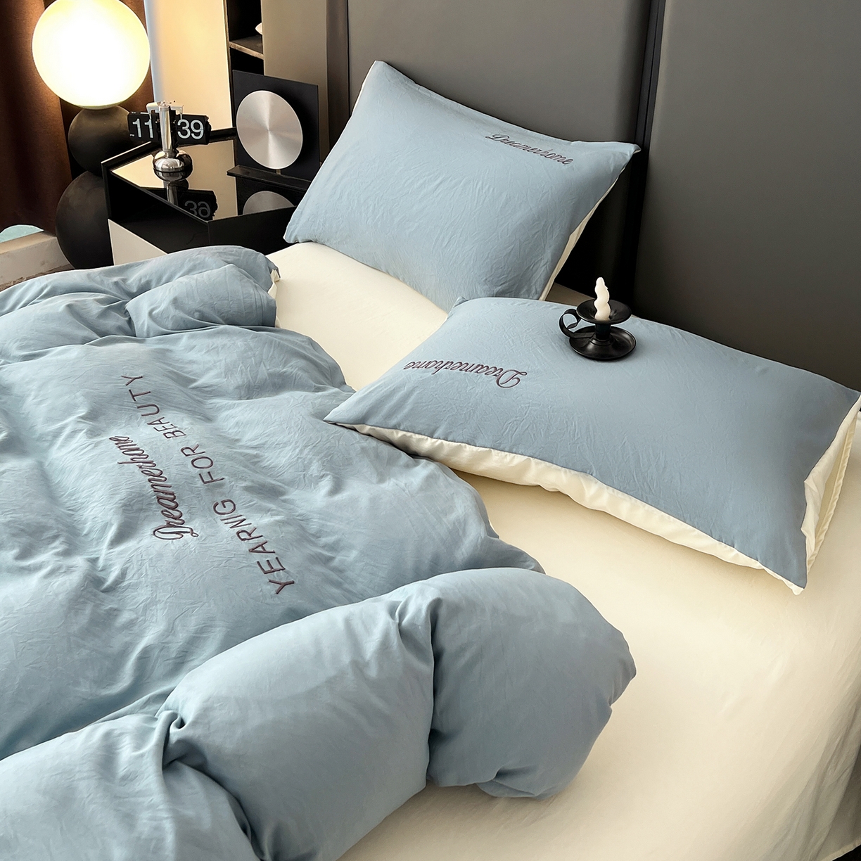 91家纺网 家纺一手货源 找家纺 鑫利来家纺 2026新款水洗云朵棉刺绣四件套纯色双拼水洗磨毛简约字母刺绣四件套 慕斯-海清+奶白