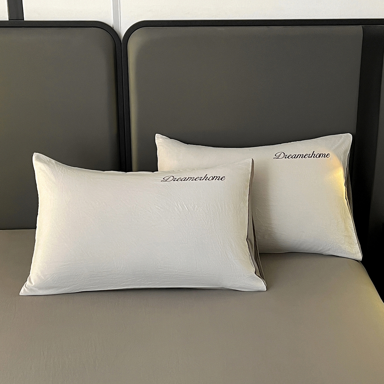 91家纺网 家纺一手货源 找家纺 鑫利来家纺 2026新款水洗云朵棉刺绣四件套纯色双拼水洗磨毛简约字母刺绣四件套 慕斯-山灰+中灰