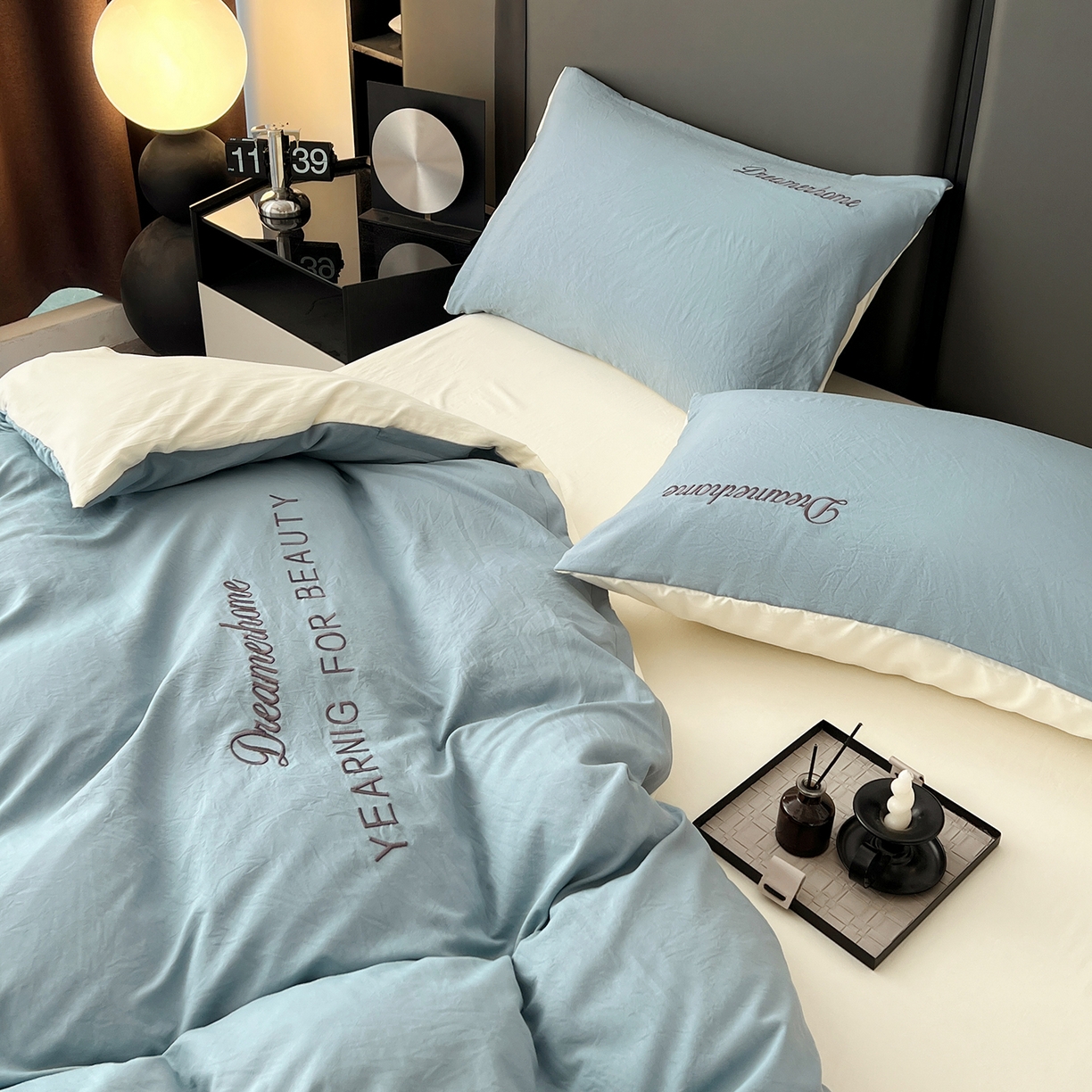 91家纺网 家纺一手货源 找家纺 鑫利来家纺 2026新款水洗云朵棉刺绣四件套纯色双拼水洗磨毛简约字母刺绣四件套 慕斯-海清+奶白