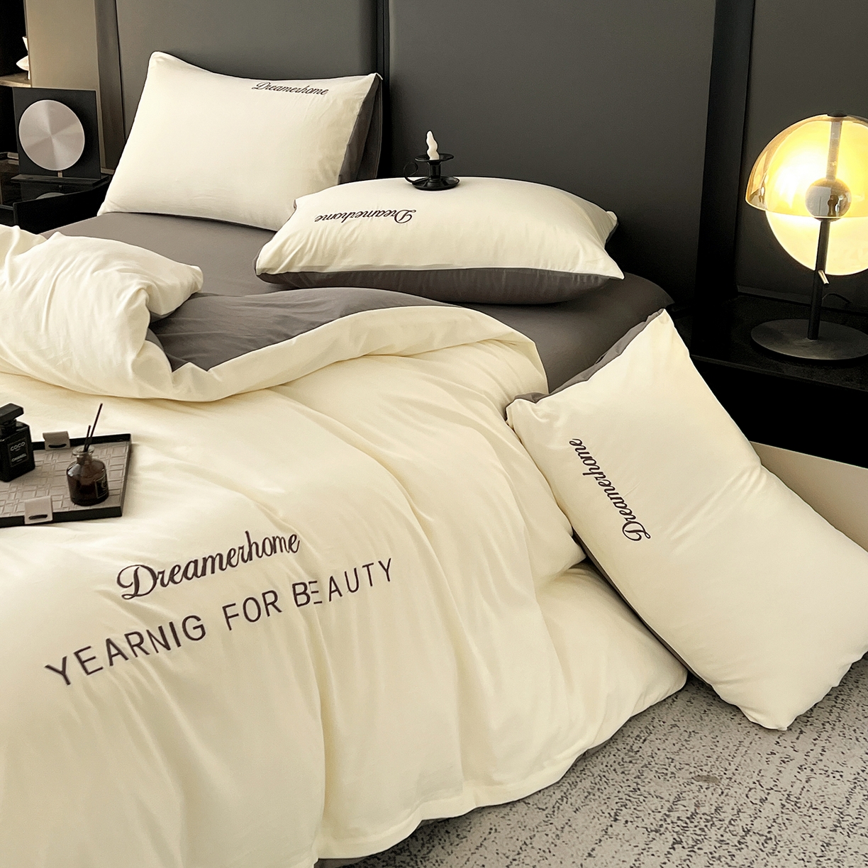 91家纺网 家纺一手货源 找家纺 鑫利来家纺 2026新款水洗云朵棉刺绣四件套纯色双拼水洗磨毛简约字母刺绣四件套 慕斯-奶白+中灰