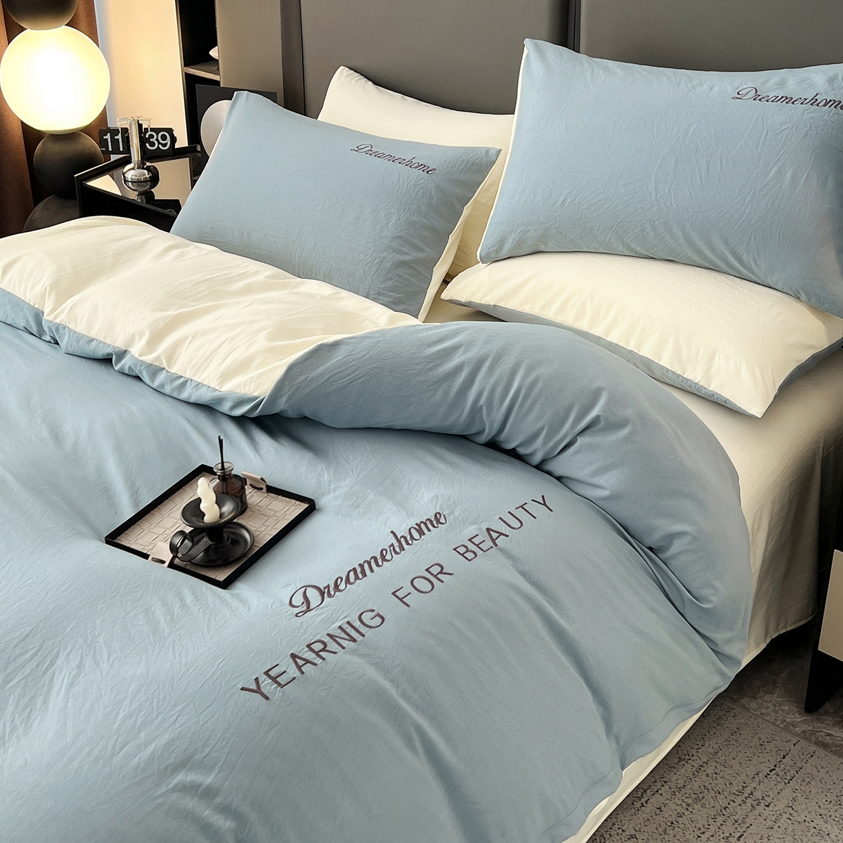 91家纺网 家纺一手货源 找家纺 鑫利来家纺 2026新款水洗云朵棉刺绣四件套纯色双拼水洗磨毛简约字母刺绣四件套 慕斯-海清+奶白