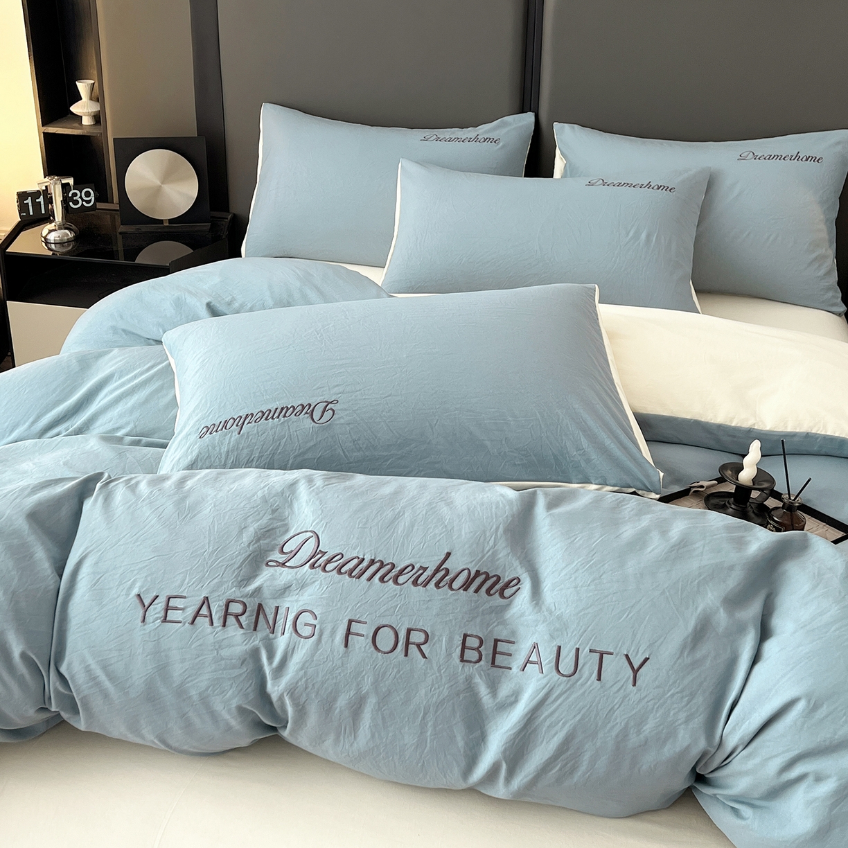 91家纺网 家纺一手货源 找家纺 鑫利来家纺 2026新款水洗云朵棉刺绣四件套纯色双拼水洗磨毛简约字母刺绣四件套 慕斯-海清+奶白