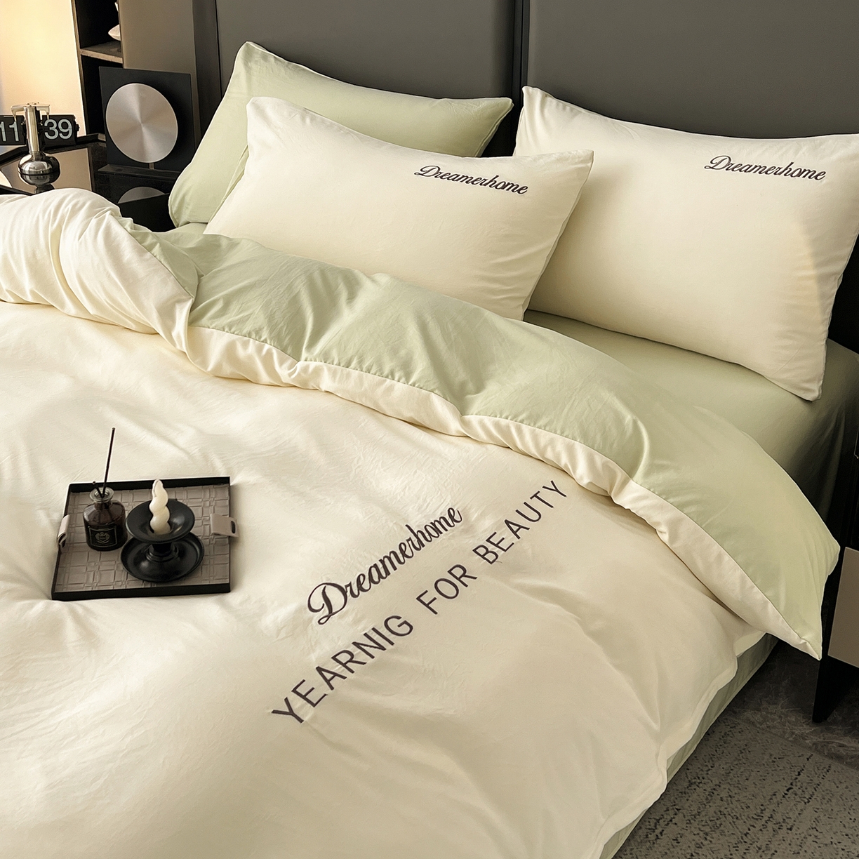 91家纺网 家纺一手货源 找家纺 鑫利来家纺 2026新款水洗云朵棉刺绣四件套纯色双拼水洗磨毛简约字母刺绣四件套 慕斯-奶白+果绿