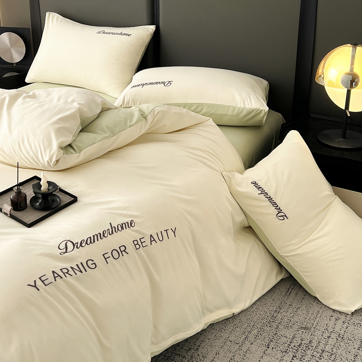 91家纺网 家纺一手货源 找家纺 鑫利来家纺 2026新款水洗云朵棉刺绣四件套纯色双拼水洗磨毛简约字母刺绣四件套 慕斯-奶白+果绿