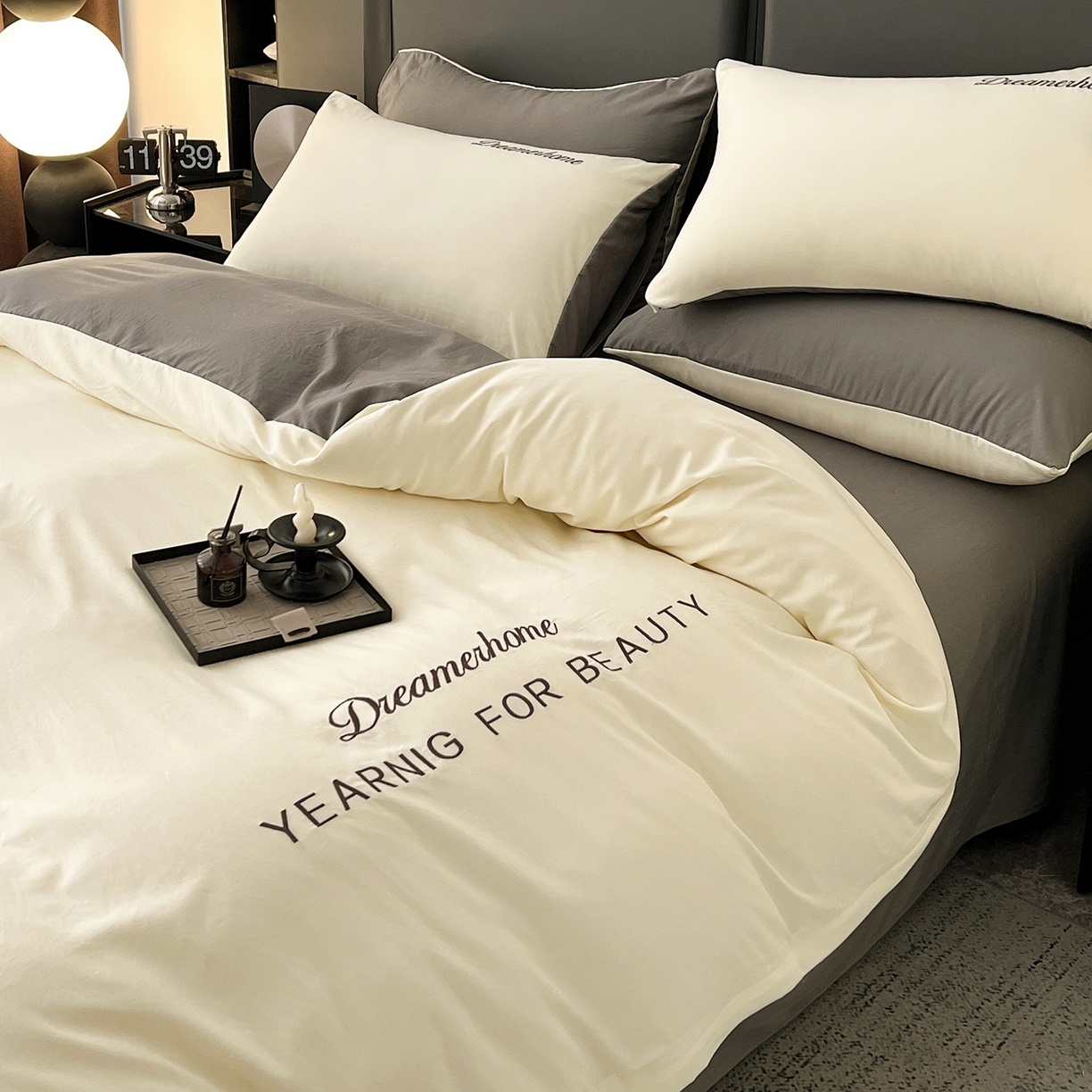 91家纺网 家纺一手货源 找家纺 鑫利来家纺 2026新款水洗云朵棉刺绣四件套纯色双拼水洗磨毛简约字母刺绣四件套 慕斯-奶白+中灰