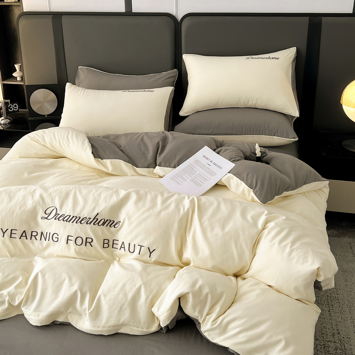 91家纺网 家纺一手货源 找家纺 鑫利来家纺 2026新款水洗云朵棉刺绣四件套纯色双拼水洗磨毛简约字母刺绣四件套 慕斯-奶白+中灰