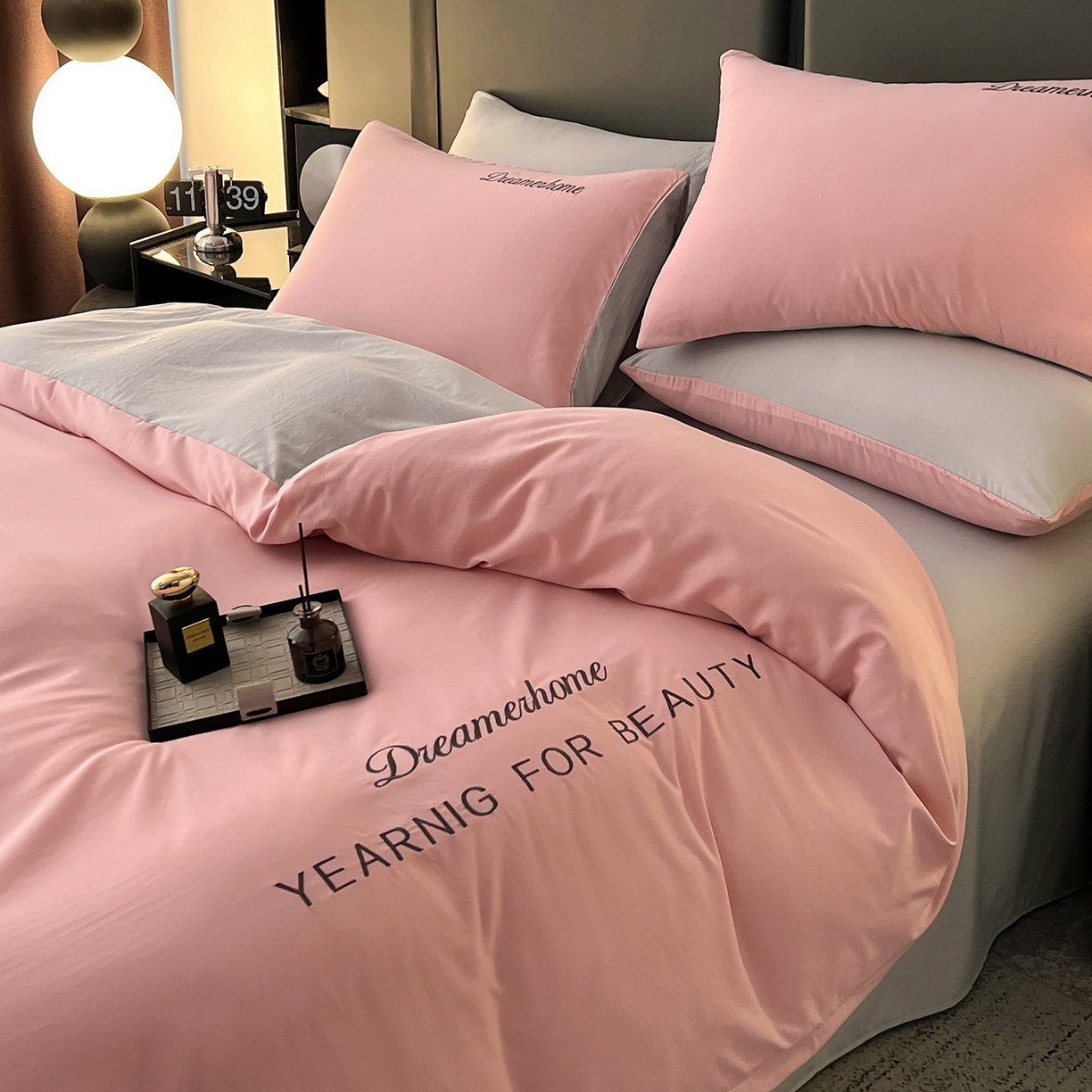 91家纺网 家纺一手货源 找家纺 鑫利来家纺 2026新款水洗云朵棉刺绣四件套纯色双拼水洗磨毛简约字母刺绣四件套 慕斯-豆沙+山灰