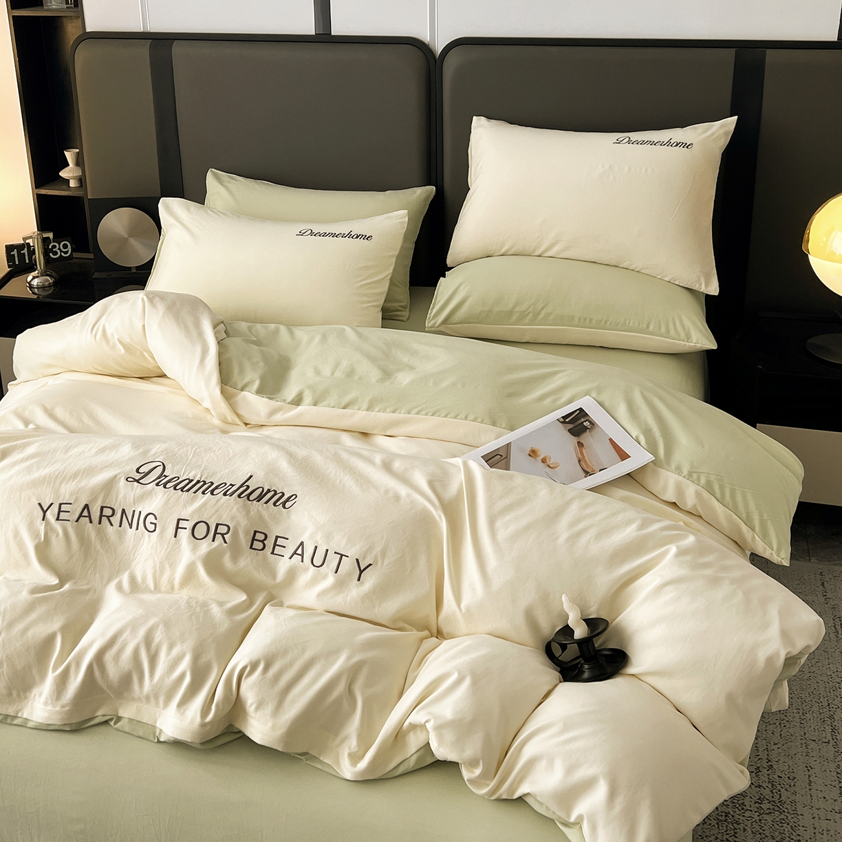 91家纺网 家纺一手货源 找家纺 鑫利来家纺 2026新款水洗云朵棉刺绣四件套纯色双拼水洗磨毛简约字母刺绣四件套 慕斯-奶白+果绿