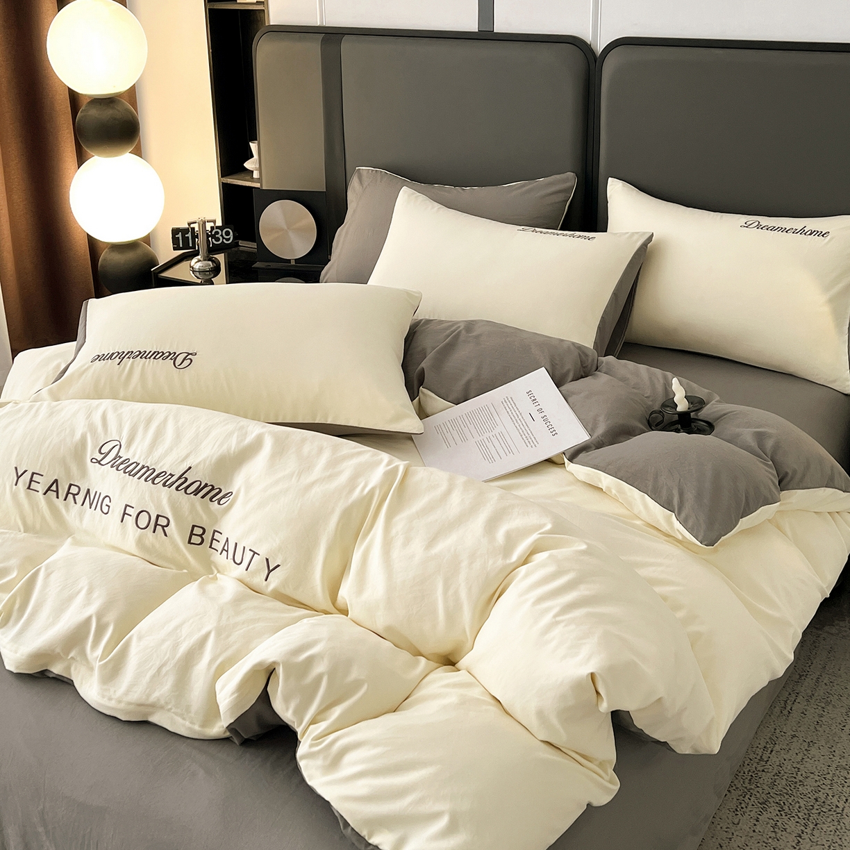 91家纺网 家纺一手货源 找家纺 鑫利来家纺 2026新款水洗云朵棉刺绣四件套纯色双拼水洗磨毛简约字母刺绣四件套 慕斯-奶白+中灰