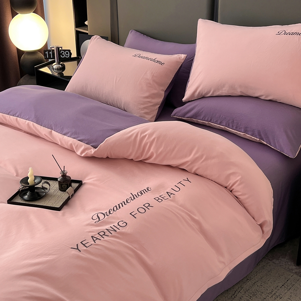 91家纺网 家纺一手货源 找家纺 鑫利来家纺 2026新款水洗云朵棉刺绣四件套纯色双拼水洗磨毛简约字母刺绣四件套 慕斯-粉+紫