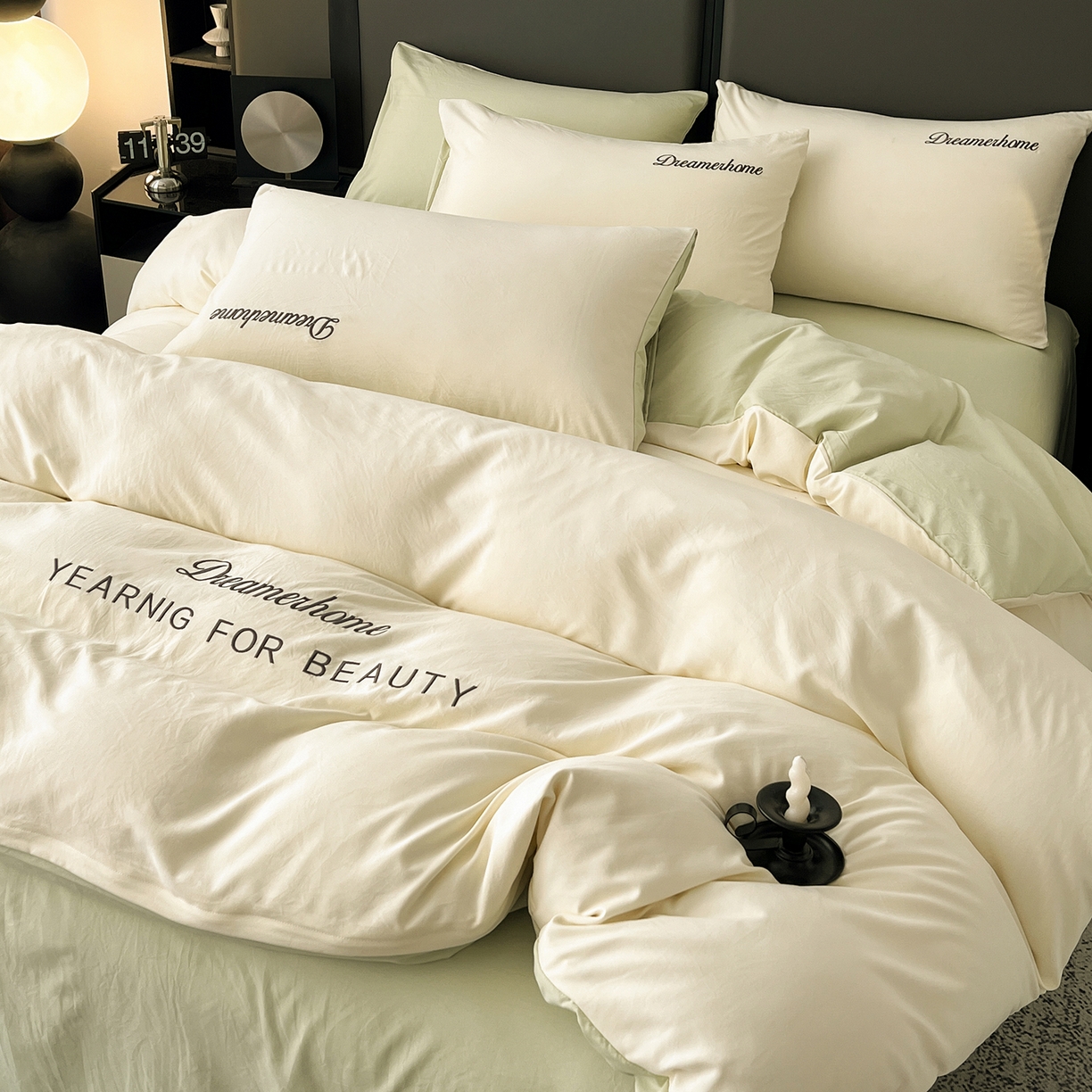 91家纺网 家纺一手货源 找家纺 鑫利来家纺 2026新款水洗云朵棉刺绣四件套纯色双拼水洗磨毛简约字母刺绣四件套 慕斯-奶白+果绿